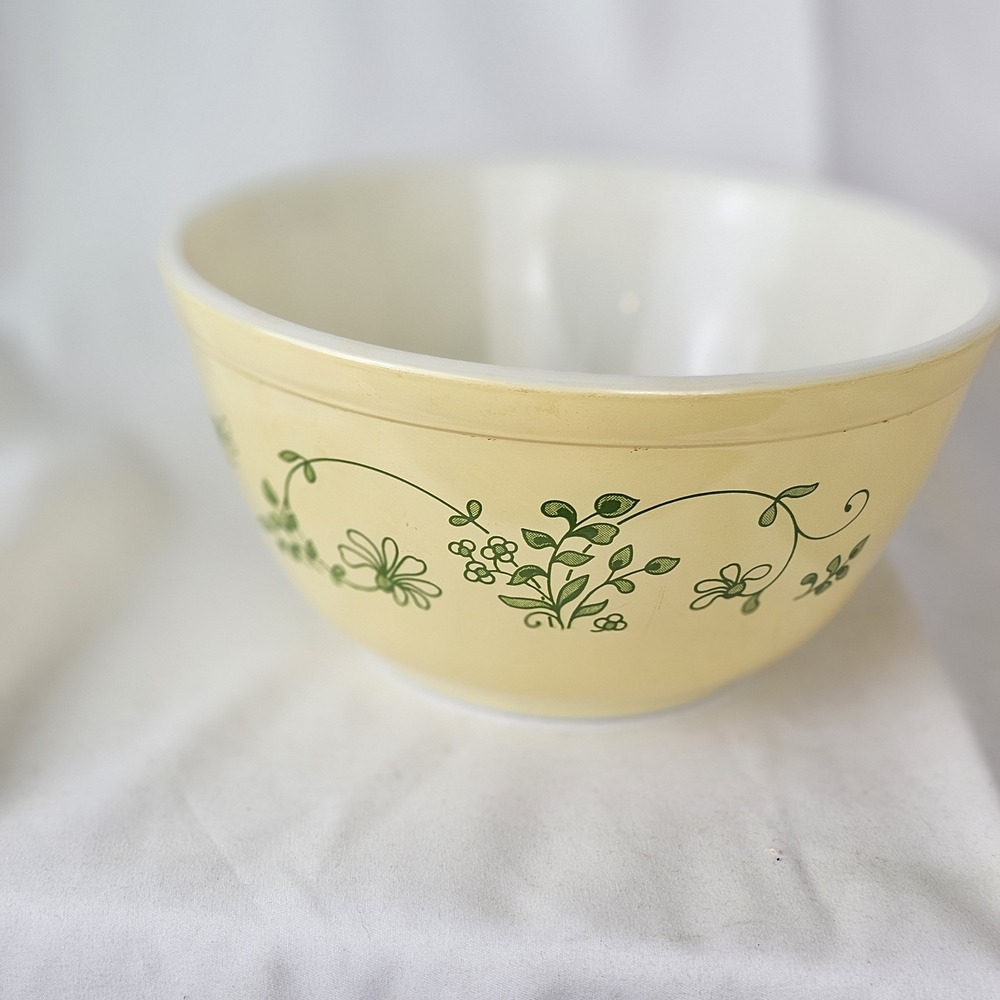 Vintage Pyrex 402 Shenandoah Mixing Nesting Bowl Yellow 1.5 Liter